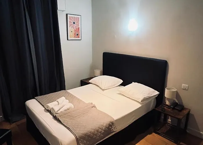 Lafayette Hotel *